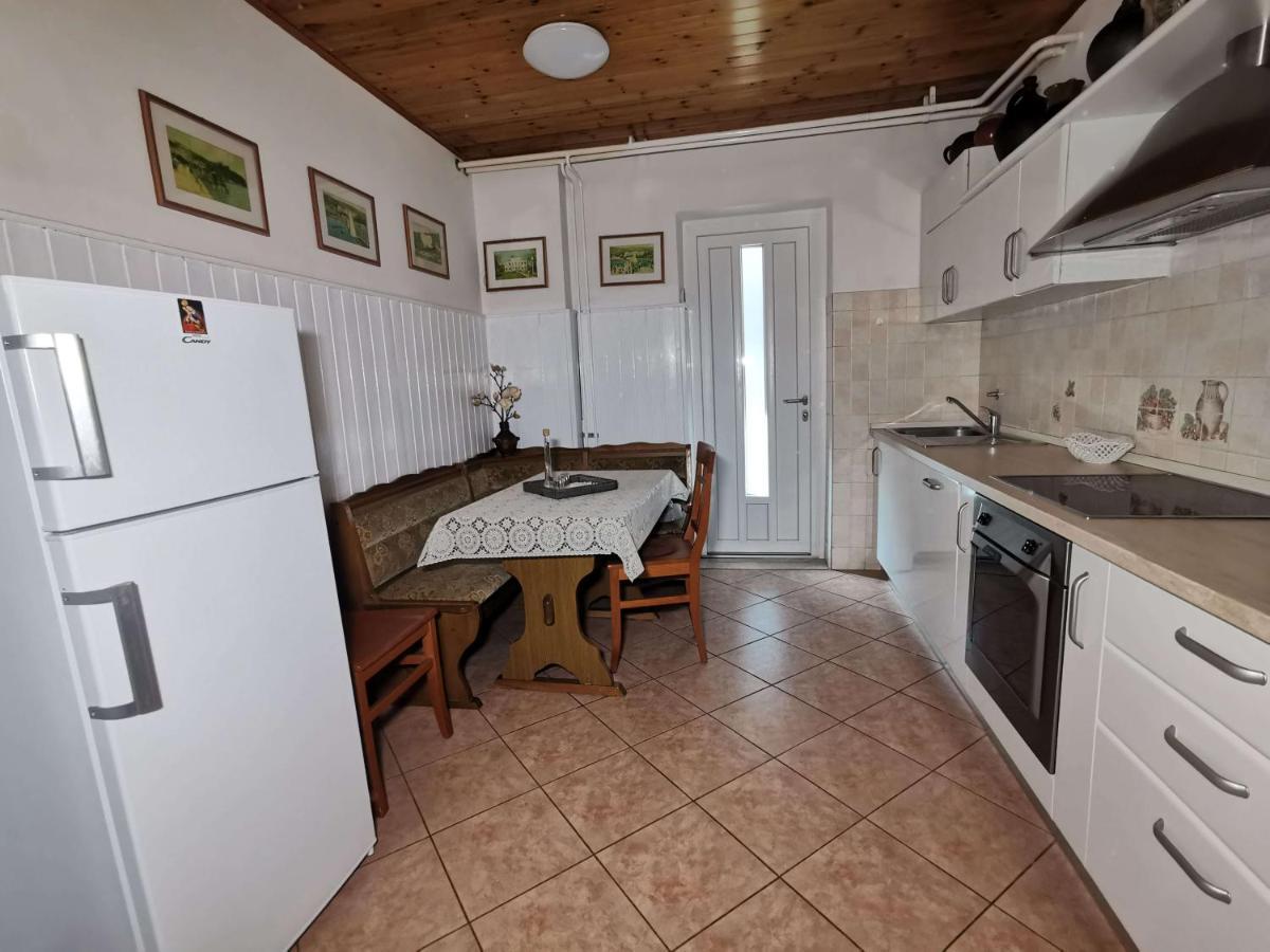 Pri Noni "Istracycle" Apartment Lucija Bagian luar foto