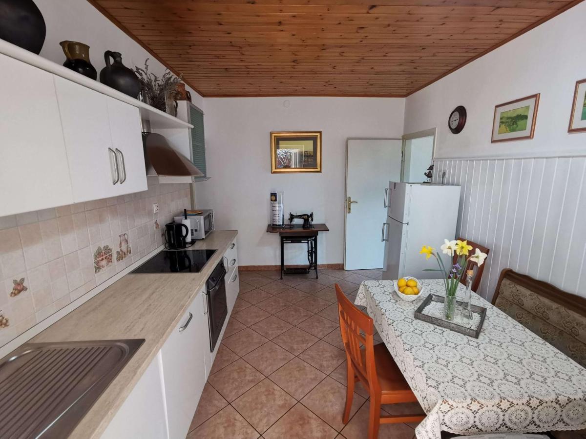 Pri Noni "Istracycle" Apartment Lucija Bagian luar foto