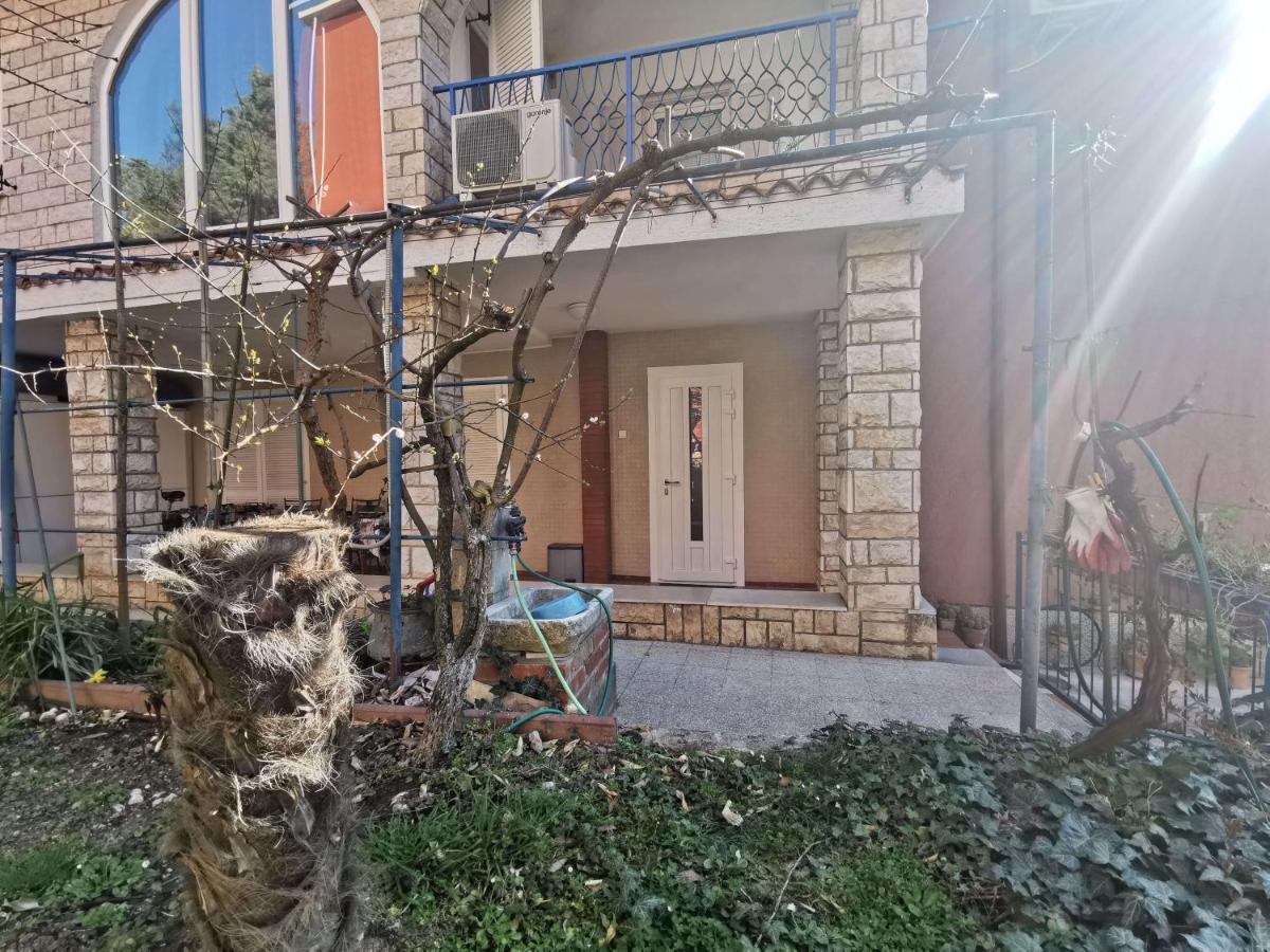 Pri Noni "Istracycle" Apartment Lucija Bagian luar foto